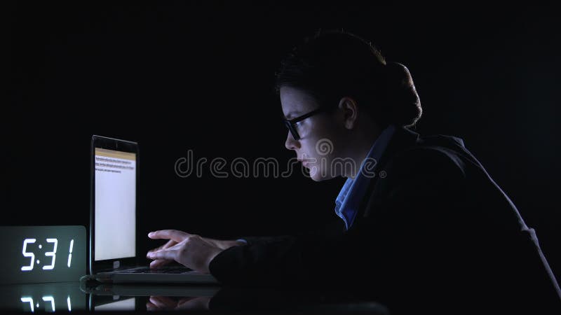 Femme d'affaires en costume de préparer un rapport tard dans la nuit avant la date limite, surmenage banque de vidéos