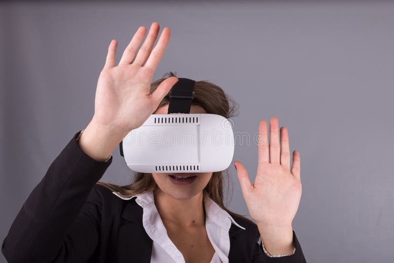 Femme d'affaires en verres portables de la technologie VR Youn sûr photo libre de droits Femme d'affaires en verres portables de la technologie VR Youn sûr photo libre de droits