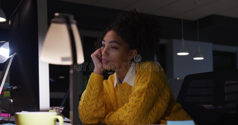 Femme d'affaires fatiguée travaillant sur l'ordinateur portable dans un bureau moderne banque de vidéos