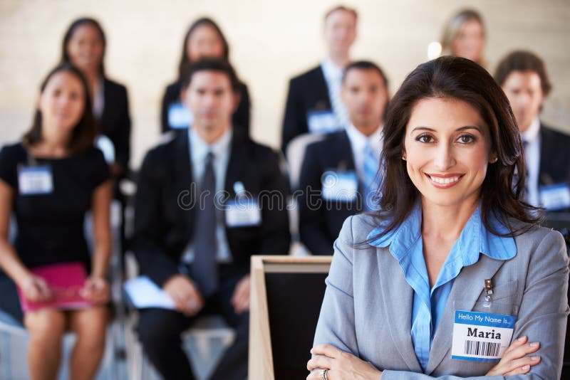 Femme d'affaires fournissant la présentation à la conférence photo stock Femme d'affaires fournissant la présentation à la conférence photo stock