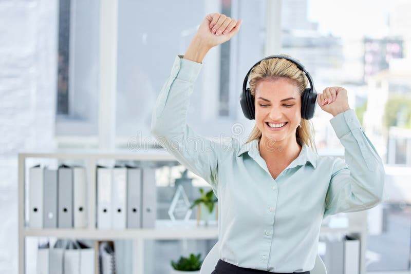 Femme d'affaires happy office et casque pour danser et écouter de la musique pour célébrer le succès ou photographie stock