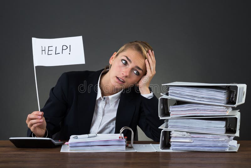 Femme d'affaires Holding Help Flag tout en regardant des dossiers photographie stock libre de droits Femme d'affaires Holding Help Flag tout en regardant des dossiers photographie stock libre de droits