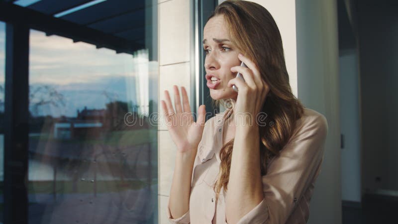 Femme d'affaires hurlant sur le mobile Femme choquée par plan rapproché parlant au téléphone