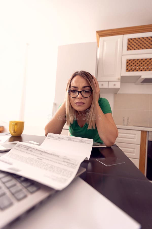 Femme d'affaires ? la maison travaillant - budget et finances de planification photographie stock libre de droits Femme d'affaires ? la maison travaillant - budget et finances de planification photographie stock libre de droits