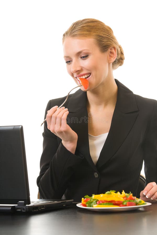 Femme d'affaires mangeant de la salade photographie stock