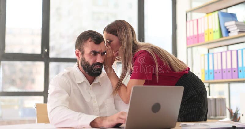 Femme d'affaires murmure des informations importantes à l'oreille de l'homme banque de vidéos