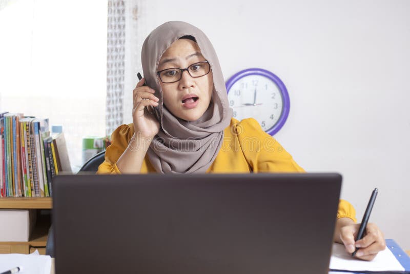 Femme d'affaires musulmane occupée Working dans le bureau photo stock Femme d'affaires musulmane occupée Working dans le bureau photo stock