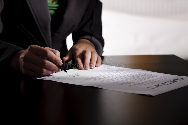 Femme d'affaires près de contrat photographie stock Femme d'affaires près de contrat photographie stock
