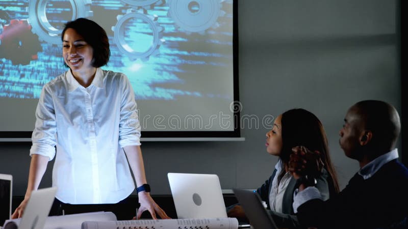 Femme d'affaires présentant l'exposé dans la salle de conférence clips vidéos