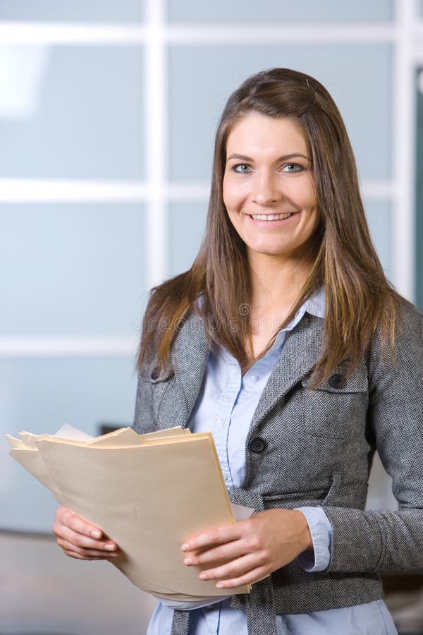 Femme d'affaires retenant les documents juridiques photo stock Femme d'affaires retenant les documents juridiques photo stock