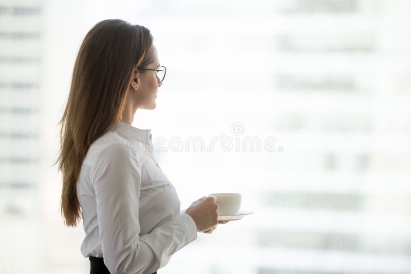 Femme d'affaires réfléchie regardant la fenêtre pensant à futur d photographie stock libre de droits Femme d'affaires réfléchie regardant la fenêtre pensant à futur d photographie stock libre de droits