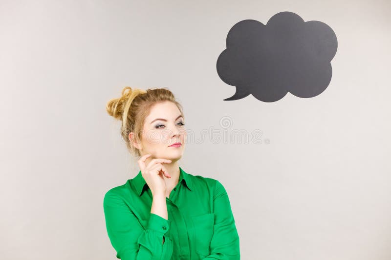 Femme d'affaires réfléchissant intensément photo stock