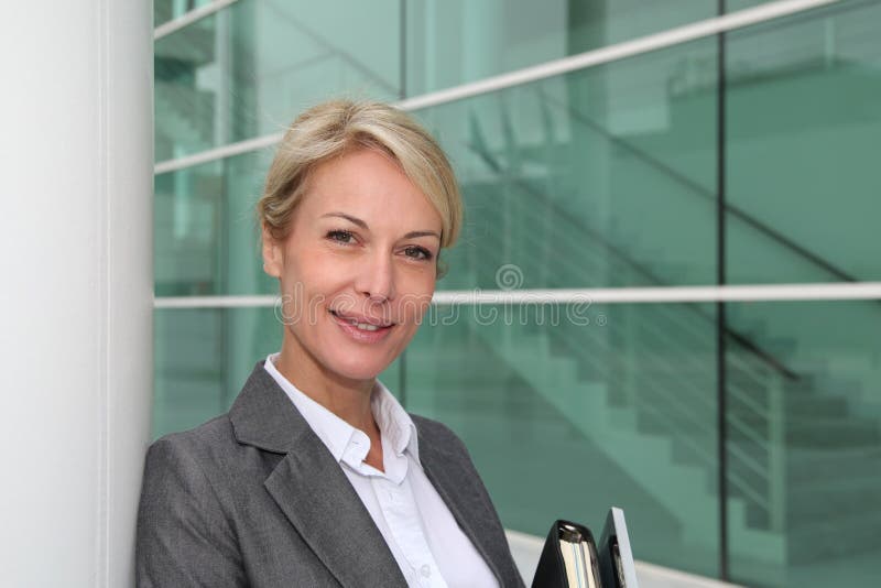 Femme d'affaires réussie avec l'ordre du jour et le comprimé photographie stock Femme d'affaires réussie avec l'ordre du jour et le comprimé photographie stock