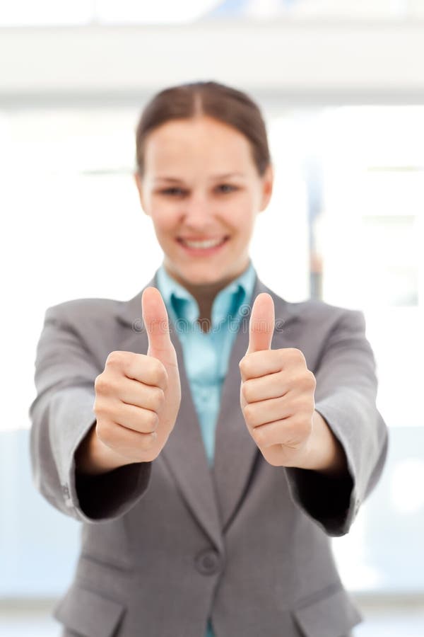 Femme d'affaires réussie faisant des pouces vers le haut images stock Femme d'affaires réussie faisant des pouces vers le haut images stock
