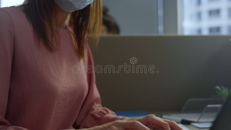 Femme écrivain Taper L'histoire Sur Le Clavier D'ordinateur Portable.  Fermeture De La Vue Côté Main. Banque De Vidéos - Vidéo du affaires,  transmission: 268498032