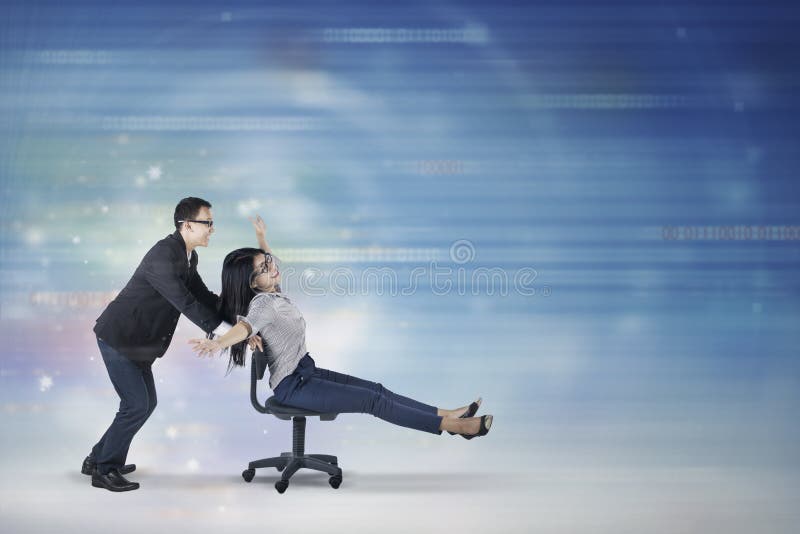 Femme d'affaires se déplaçant rapidement avec son associé photos stock Femme d'affaires se déplaçant rapidement avec son associé photos stock