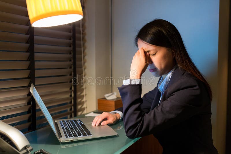 Femme d'affaires se sentant fatiguée en travaillant au-dessus de la nuit image libre de droits Femme d'affaires se sentant fatiguée en travaillant au-dessus de la nuit image libre de droits