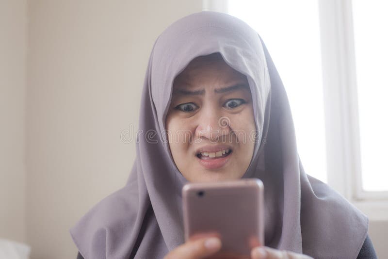 Femme d'affaires Shocked Expression, recevant la mauvaise nouvelle au t?l?phone photos stock Femme d'affaires Shocked Expression, recevant la mauvaise nouvelle au t?l?phone photos stock