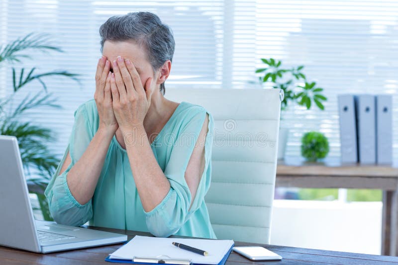 Download Femme D'affaires Soucieuse Avec La Tête Dans Des Mains Photo stock - Image du craintif, indoors: 56484364