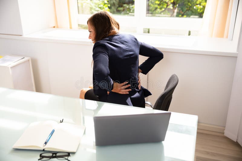 Femme d'affaires souffrant des douleurs de dos photos libres de droits Femme d'affaires souffrant des douleurs de dos photos libres de droits