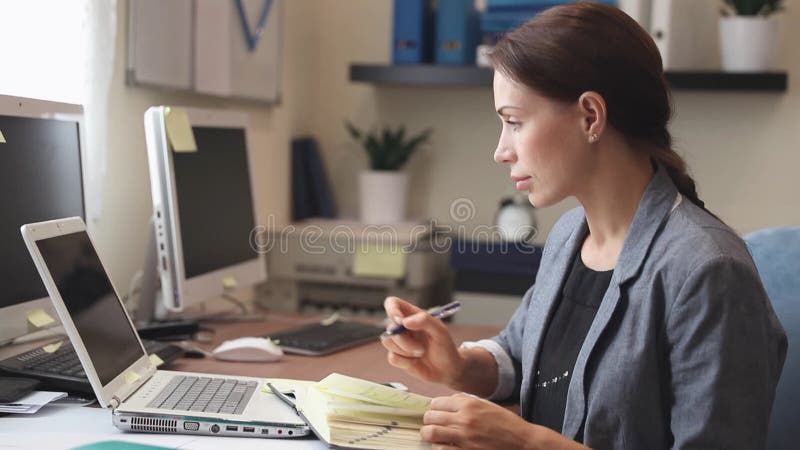 Femme d'affaires sérieuse travaillant sur l'ordinateur portable. vidéo haute définition complète banque de vidéos