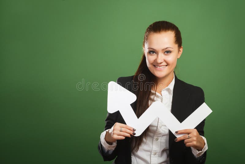 Femme d'affaires tenant le graphique sur le fond vert photo libre de droits Femme d'affaires tenant le graphique sur le fond vert photo libre de droits
