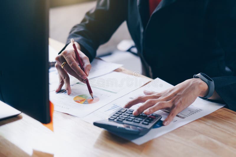 Femme d'affaires travaillant avec la nouvelle discussion de d?marrage de projet et le rapport financier de donn?es d'analyse Util photos stock Femme d'affaires travaillant avec la nouvelle discussion de d?marrage de projet et le rapport financier de donn?es d'analyse Util photos stock