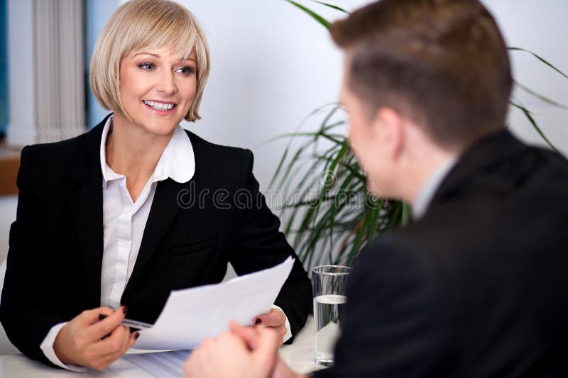 Femme d'affaires travaillant avec ses collègues photographie stock Femme d'affaires travaillant avec ses collègues photographie stock