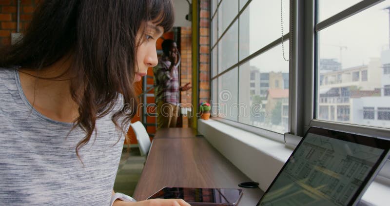 Femme d'affaires travaillant sur l'ordinateur portable dans un bureau moderne 4k banque de vidéos