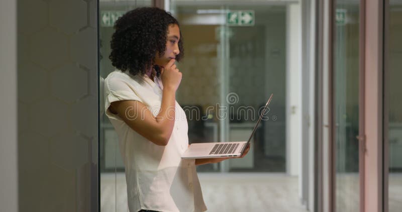 Femme d'affaires travaillant sur l'ordinateur portable dans un bureau moderne banque de vidéos
