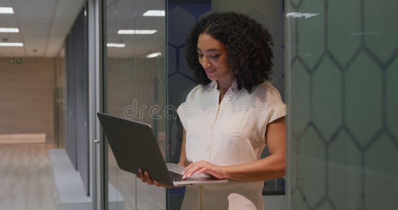 Femme d'affaires travaillant sur l'ordinateur portable dans un bureau moderne banque de vidéos