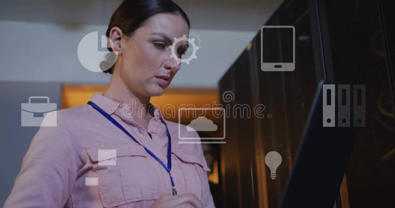 Femme d'affaires travaillant sur un ordinateur portable avec l'animation de cloud computing sur les icônes banque de vidéos