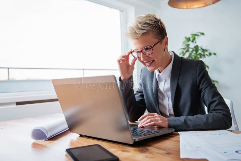 Femme d'affaires travaillant sur un ordinateur portatif photos libres de droits Femme d'affaires travaillant sur un ordinateur portatif photos libres de droits