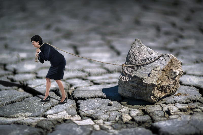 Femme d'affaires traînant un contrat catastrophique photos libres de droits Femme d'affaires traînant un contrat catastrophique photos libres de droits