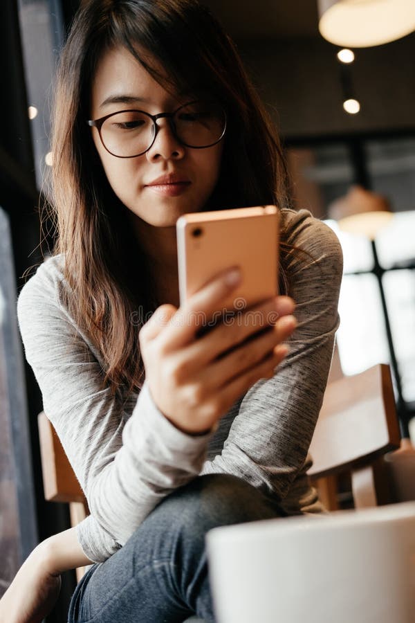 Femme d'affaires utilisant le smartphone elle regardant à l'écran sur le smartp photos libres de droits Femme d'affaires utilisant le smartphone elle regardant à l'écran sur le smartp photos libres de droits