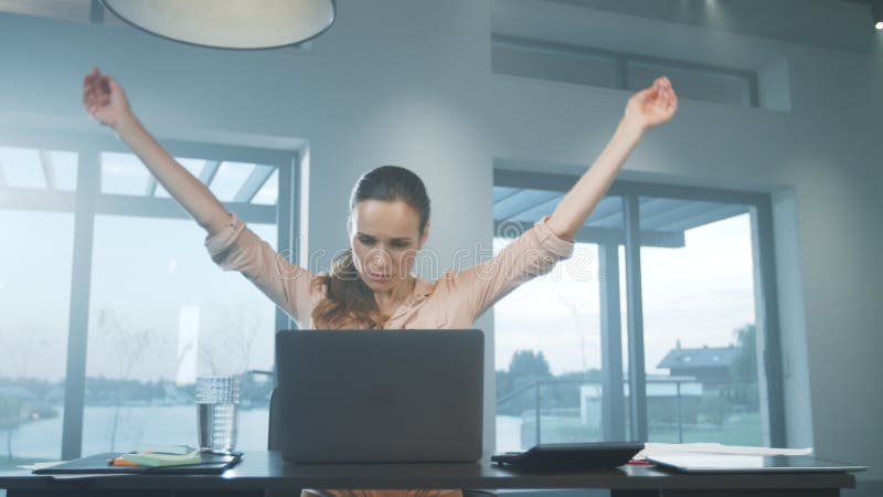 Femme d'affaires étirant des bras Femme fatiguée détendant sur le lieu de travail à distance