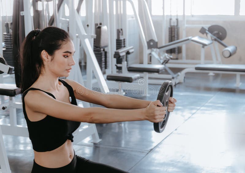 Femme d'ajustement faisant la séance d'entraînement d'exercice pour les bras avec des haltères. Concept sain et d'exercice de styl image libre de droits