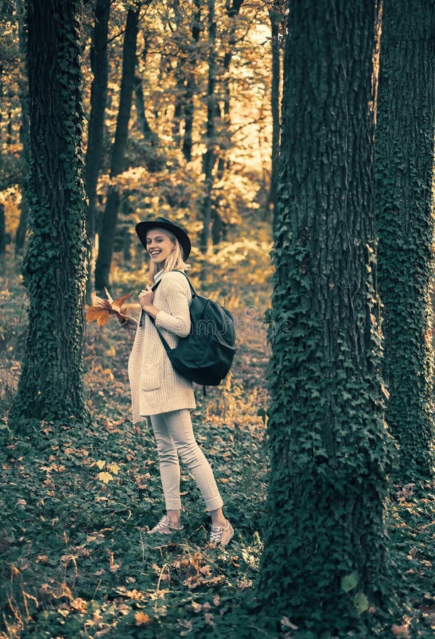 Femme d'automne. tombe heureux et temps libre. fille d'automne portant en vêtements d'automne et a l'air très sensuel. jeune photos stock