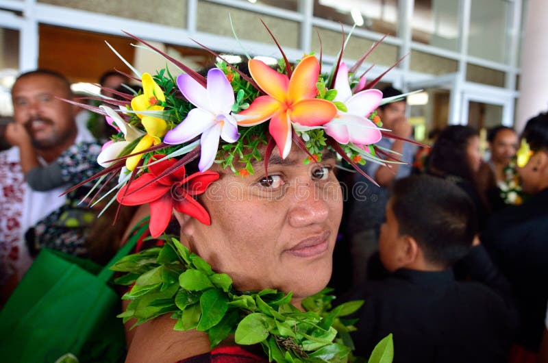 Femme d'habitant des îles du Pacifique avec le dessus de fleur images stock Femme d'habitant des îles du Pacifique avec le dessus de fleur images stock