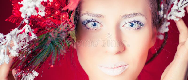 Femme d'hiver de Noël avec la coiffure d'arbre et le maquillage, mannequin image stock Femme d'hiver de Noël avec la coiffure d'arbre et le maquillage, mannequin image stock