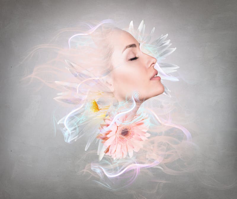 Femme d'imagination avec les fleurs, la fumée et les lumières photos libres de droits Femme d'imagination avec les fleurs, la fumée et les lumières photos libres de droits