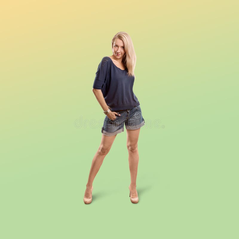 Femme d'isolement sur le fond à la mode de gradient images libres de droits
