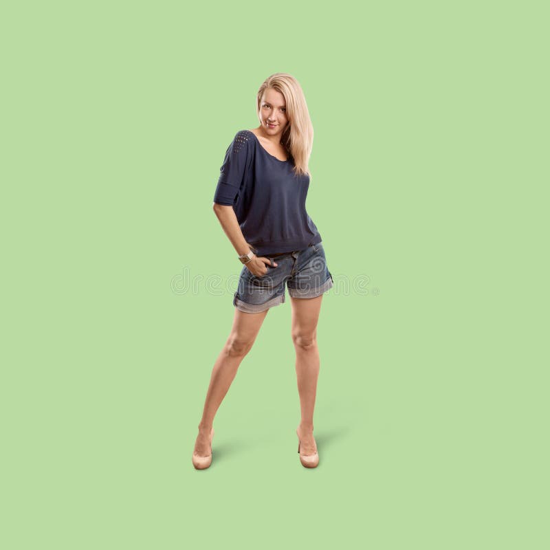 Femme d'isolement sur le fond à la mode de gradient photo libre de droits