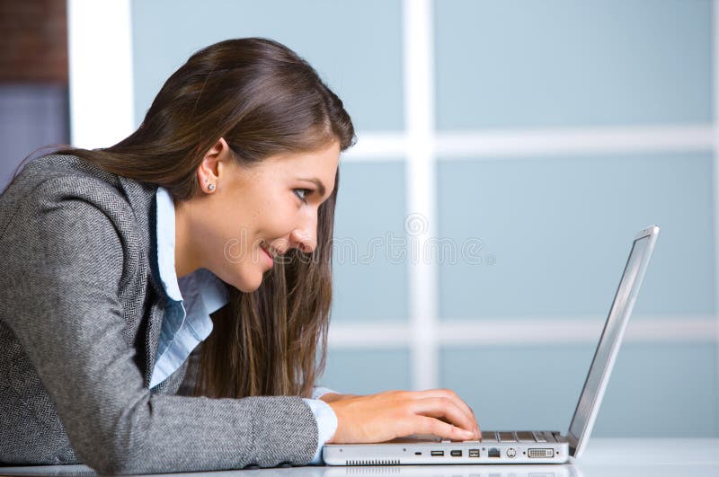 femme d'ordinateur portatif d'affaires images libres de droits femme d'ordinateur portatif d'affaires images libres de droits