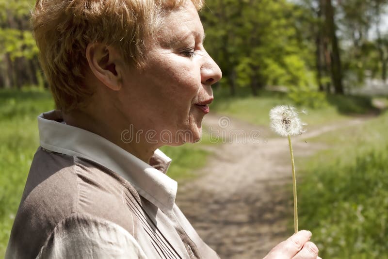 Femme d'une cinquantaine d'années dans le profil photo libre de droits Femme d'une cinquantaine d'années dans le profil photo libre de droits