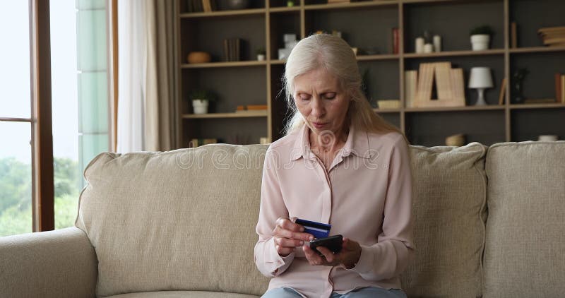 Femme d'âge moyen heureux utiliser téléphone demande de banque carte de pension clips vidéos