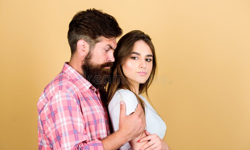 Femme d'étreinte d'homme jolie Caresse barbue de hippie avec la fille de brune Sentez sa passion Offrez le contact Couples sensue photos libres de droits Femme d'étreinte d'homme jolie Caresse barbue de hippie avec la fille de brune Sentez sa passion Offrez le contact Couples sensue photos libres de droits