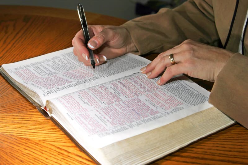 Femme d'étude de bible photographie stock