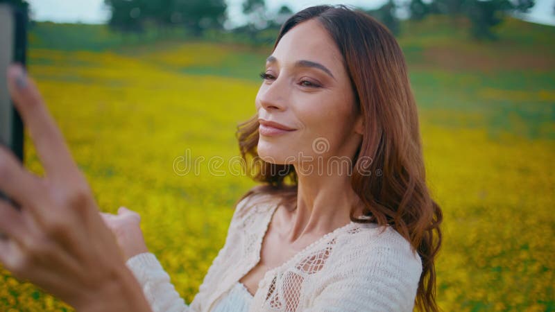 Femme d'été flirter en ligne dans beau jardin fleuri jaune en fleur closeuse clips vidéos
