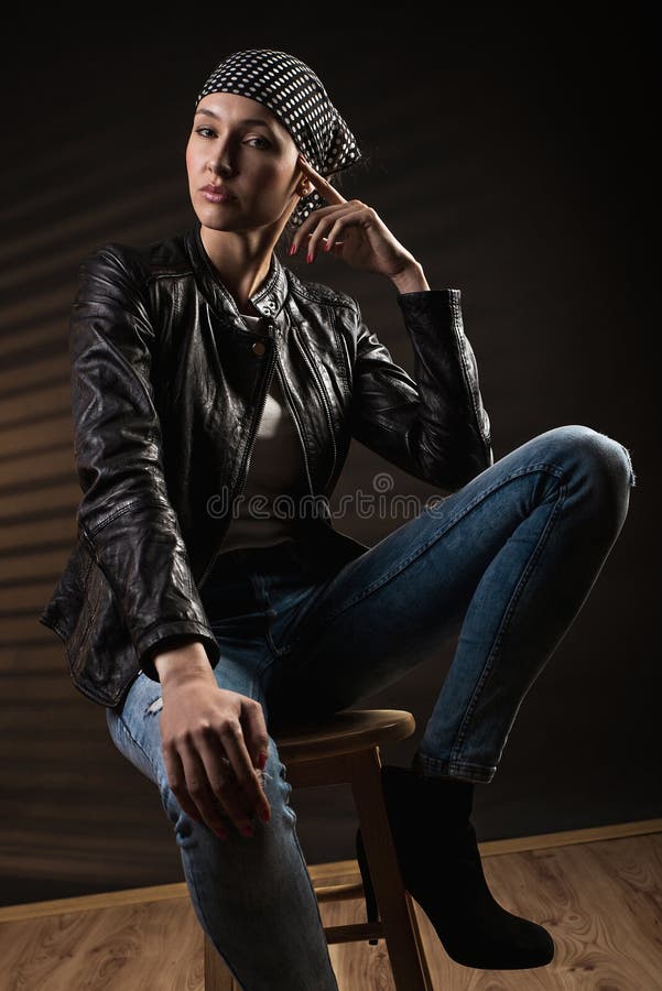 Femme dangereuse de beauté photo stock Femme dangereuse de beauté photo stock